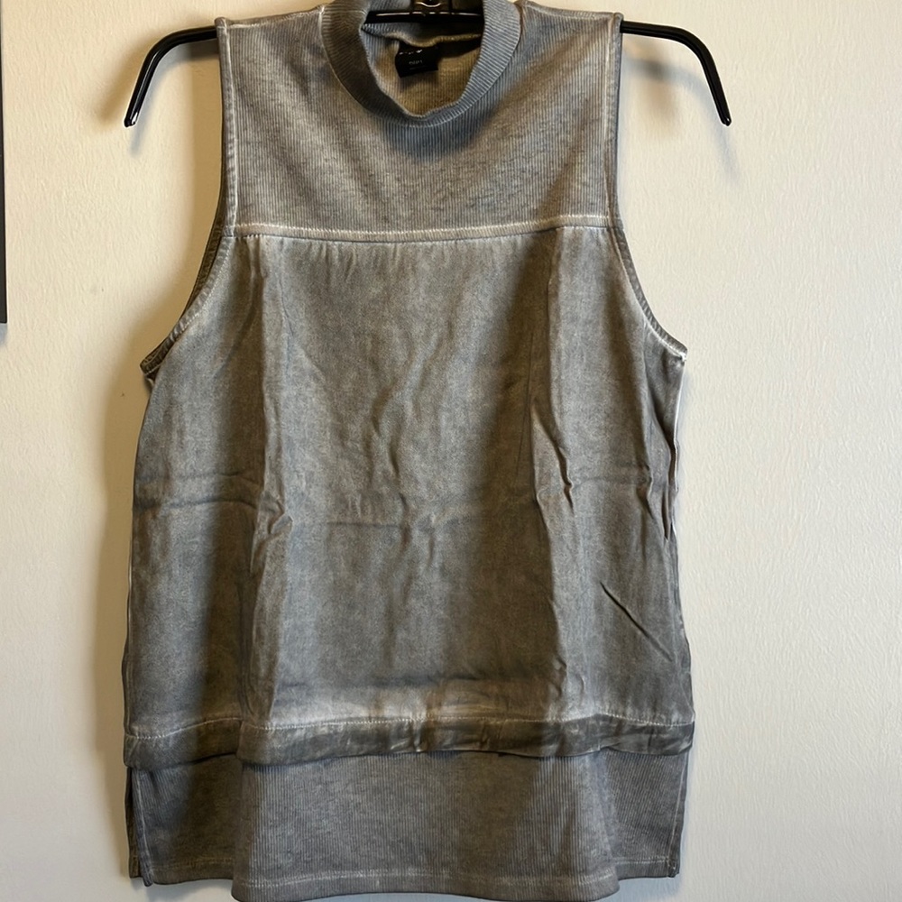 Gray sleeveless contrast top